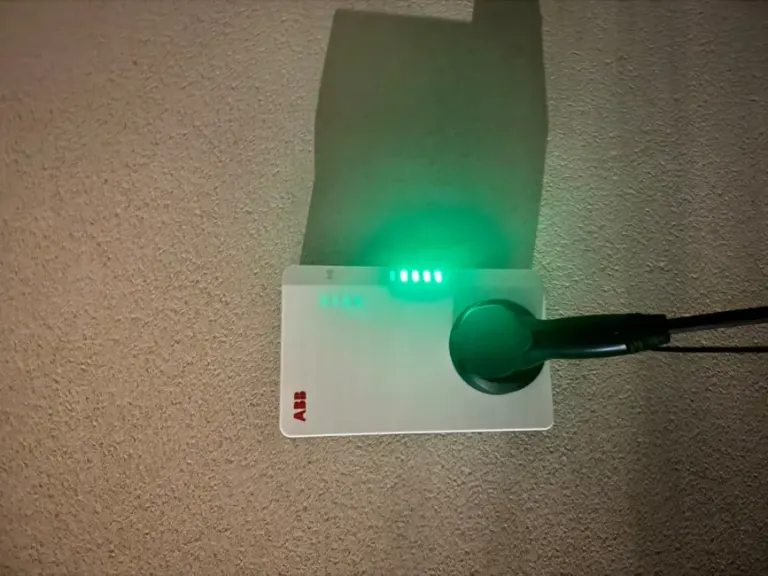 Borne de recharge ABB en fonctionnement, voyant vert allumé