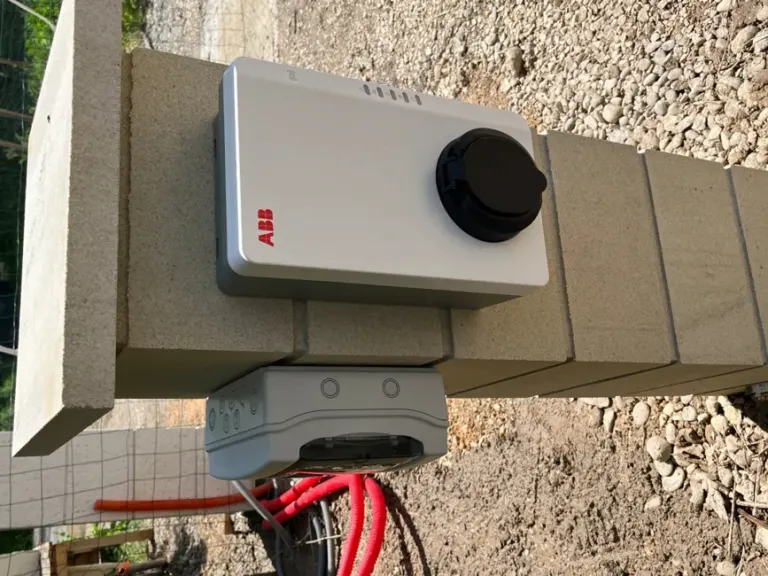 Deux bornes de recharge ABB installées côte à côte sur un parking