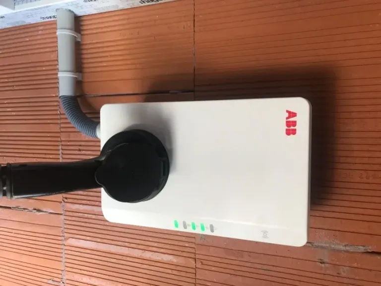 Borne de recharge ABB raccordée en apparent sur une façade
