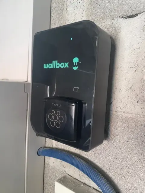 Gros plan sur une borne de recharge Wallbox et son connecteur Type 2